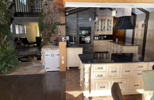Bancroft Cabaña | ♥Dreamy Family Oasis ~ Lake Access ~ Games ~Views