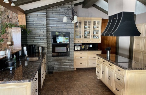 Bancroft Cabaña | ♥Dreamy Family Oasis ~ Lake Access ~ Games ~Views