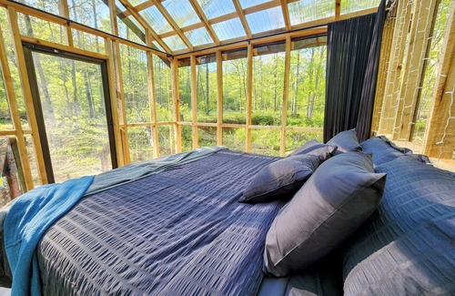 Waverly Cabina | Dreamy Glass Glamping Cabin on Tree Farm Close to Town but Secluded and Private