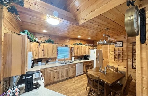 Grassy Creek Cabina | Dreamy Hidden Cabin in the Woods