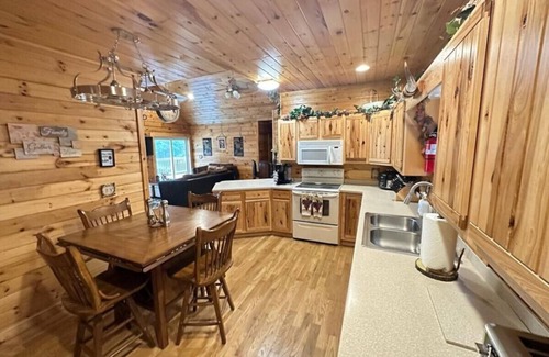 Grassy Creek Cabina | Dreamy Hidden Cabin in the Woods