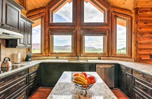 Kanab Cabina | Kanab Cabina w / cubierta, pozo de fuego y vistas panorámicas!