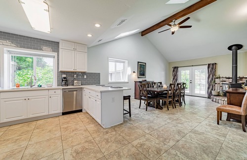 McKinleyville Casa | Dreamy NorCal home with large backyard, fast WiFi, deck & grill - ideal location
