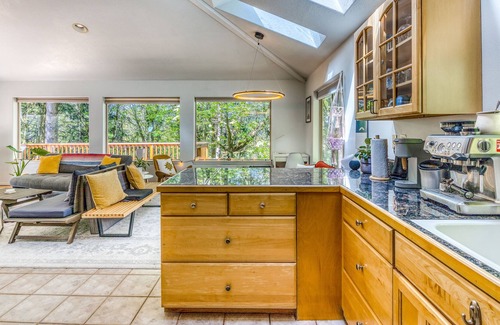 Western Casa | Dreamy quiet escape near downtown with wraparound deck, fast WiFi & W/D