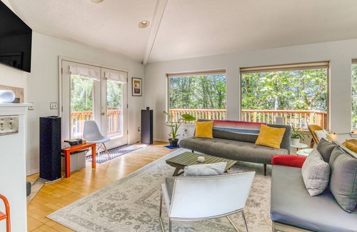 Western Casa | Dreamy quiet escape near downtown with wraparound deck, fast WiFi & W/D
