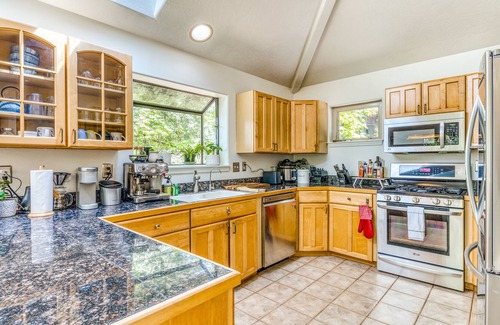 Western Casa | Dreamy quiet escape near downtown with wraparound deck, fast WiFi & W/D