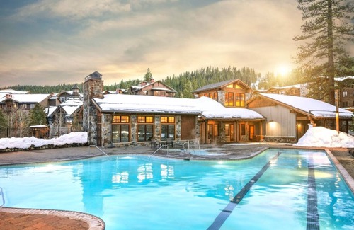 Truckee Villa | Dreamy snow retreat sleeps 8 at Northstar Lodge. Ski in and out on Home Run!