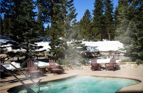 Truckee Villa | Dreamy snow retreat sleeps 8 at Northstar Lodge. Ski in and out on Home Run!