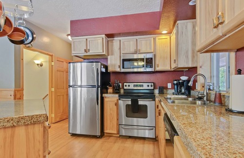 Cascade Cabina | Dreamy updated log cabin in the woods close to lake 4 bedroom