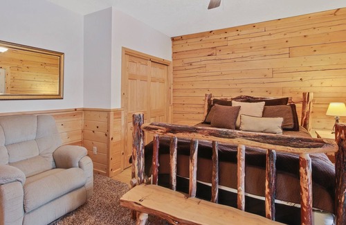 Cascade Cabina | Dreamy updated log cabin in the woods close to lake 4 bedroom