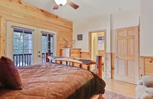 Cascade Cabina | Dreamy updated log cabin in the woods close to lake 4 bedroom