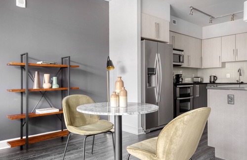 Ballston Apartamento | Dreamy Virginia Square 1BR w/ Gym & W/D, steps to Metro, by Blueground
