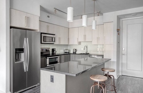 Ballston Apartamento | Dreamy Virginia Square 1BR w/ Gym & W/D, steps to Metro, by Blueground