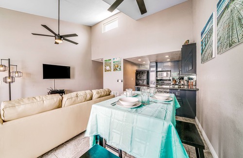 South Oceanside Condominio | Dreamy waterfront escape with balcony, high-speed WiFi, & beach access