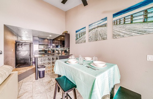 South Oceanside Condominio | Dreamy waterfront escape with balcony, high-speed WiFi, & beach access