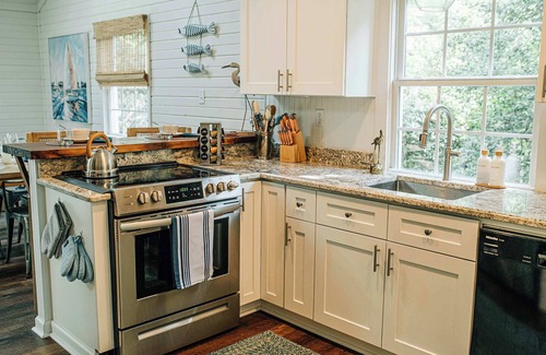 Deltaville Casa | Dreamy Waterfront+Hot tub+Kayaks+Deck+Dock+Games