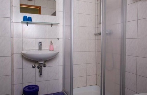Morbisch am See Cama Y Desayuno | Dreibettzimmer mit Dusche, WC - Gästehaus Elfriede