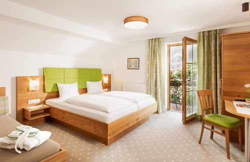 Sankt Michael im Lungau Casa | Dreibettzimmer mit Dusche, WC - Stofflerwirt, Landhotel