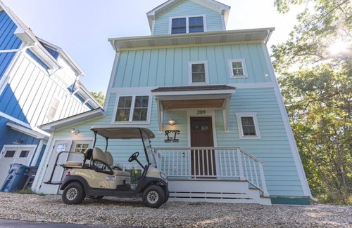 Michigan City Casa | Drift Away-Built for a crowd with a Fire pit!