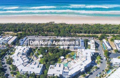 Casuarina Apartamento | Drift North 5 - Deluxe swim up one becdroom
