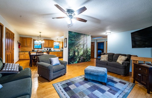 Mather Casa | Driftless Area Country House: large deck, spring fed creek, Amish area