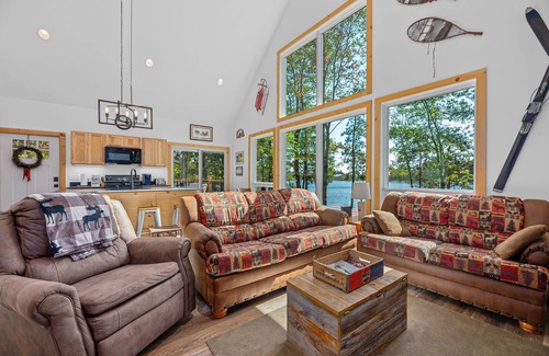 Eagle River Casa | Driftwood Cabin | Newer lakefront cabin, dock, firepit, kayaks, Dogs OK, AC