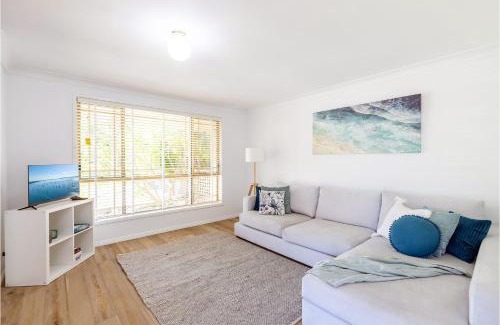Fingal Bay Casa | Driftwood Cottage 1 28 Farm Rd pet friendly Wi Fi Air Con and ground floor
