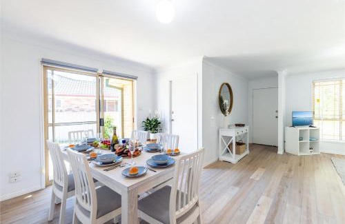Fingal Bay Casa | Driftwood Cottage 1 28 Farm Rd pet friendly Wi Fi Air Con and ground floor