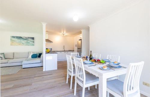 Fingal Bay Casa | Driftwood Cottage 1 28 Farm Rd pet friendly Wi Fi Air Con and ground floor
