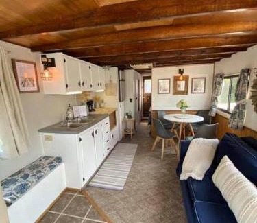 Sabula Alquiler De Eote | Driftwood Cozy Houseboat on the Water for 2