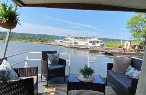 Sabula Alquiler De Eote | Driftwood Cozy Houseboat on the Water for 2