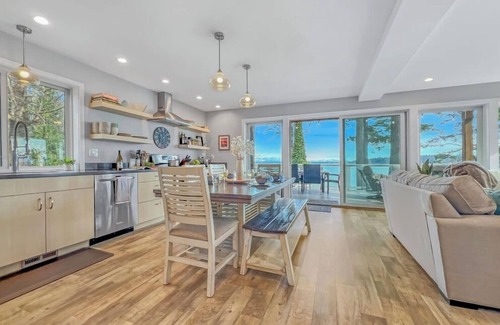 Lummi Island Casa | Driftwood Dreams: Beautiful PNW retreat w/ view!