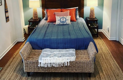 New London Casa | Driftwood Lake House - Cozy quiet cove!