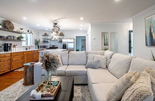 Leamington Casa | Driftwood Lakehouse with hot tub. Short walk to Point Pelee Park