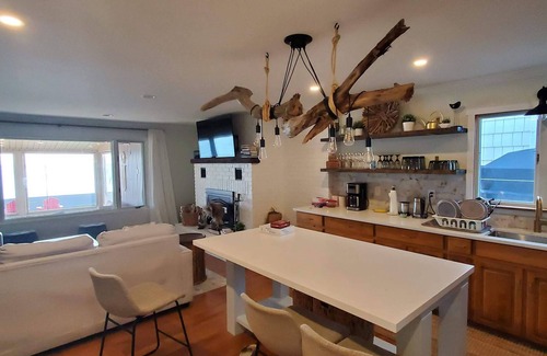 Leamington Casa | Driftwood Lakehouse with hot tub. Short walk to Point Pelee Park
