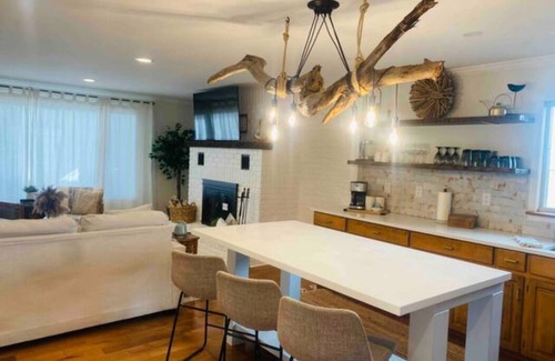 Leamington Casa | Driftwood Lakehouse with hot tub. Short walk to Point Pelee Park