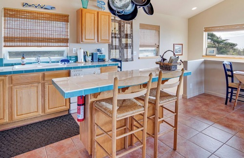 Waldport Casa | Driftwood Loft ~ Seal Rock