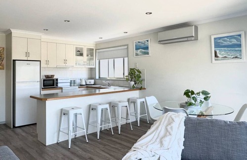 Lakes Entrance Apartamento | Driftwood Townhouse 2 Waterfront-Central Location
