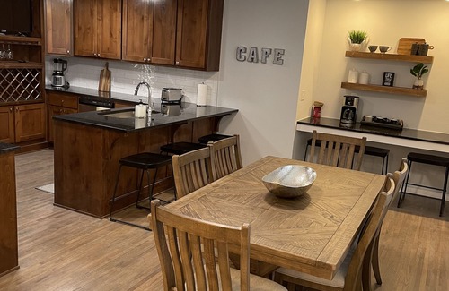 Tulsa Casa | Driller’s Den III Newly Remodled-4 bdrm/3 bath-Close to Expo and Midtown