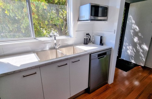 Dromana Casa | Dromana getaway with a view, air con and wi-fi.