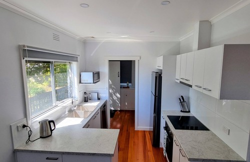 Dromana Casa | Dromana getaway with a view, air con and wi-fi.