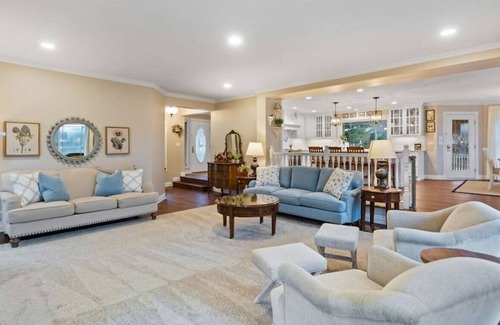 Bayview Casa | Dromore Estate & Lilac Cottage · Luxury Lakeview Estate- 2 homes on 2 acres!