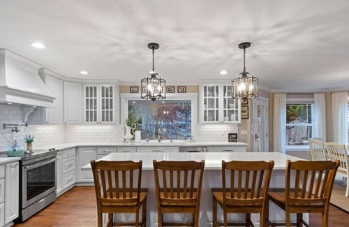 Bayview Casa | Dromore Estate & Lilac Cottage · Luxury Lakeview Estate- 2 homes on 2 acres!