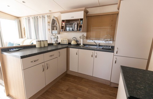 Mudeford Cabaña | Drop Anchor, by the beach in Mudeford - *** No Booking Fees ***