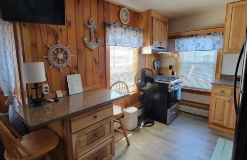 Hampton Apartamento | Drop anchor in our studio only steps to the beach