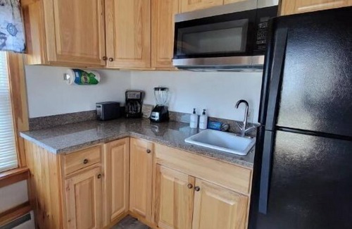 Hampton Apartamento | Drop anchor in our studio only steps to the beach
