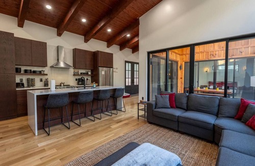 Rogers Casa | Drop Red Gorgeous by The Hideaways