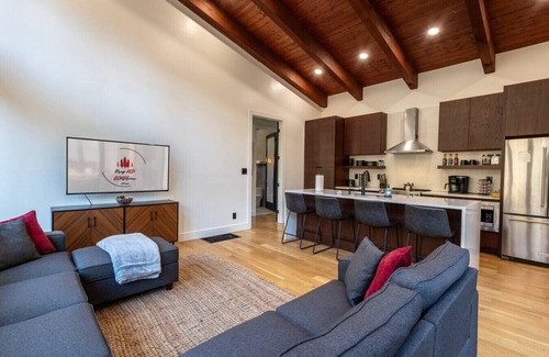 Rogers Casa | Drop Red Gorgeous by The Hideaways