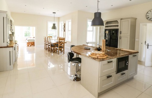 Belturbet Cabaña | DRUMLANEY, pet friendly, with open fire in Belturbet, County Cavan