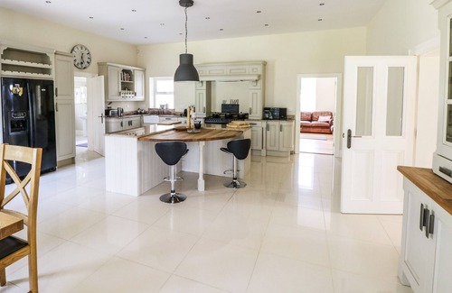 Belturbet Cabaña | DRUMLANEY, pet friendly, with open fire in Belturbet, County Cavan